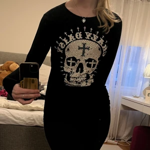 Crazy Daisy Tröja - Säljer en långärmad tröja ifrån Crazy Daisy för att den aldrig används💋 Den är stretchig och har rhinestones på. Några har dock fallit av men inget som jag tycker syns. Passar mig som har S men är ganska lång så går att få längre