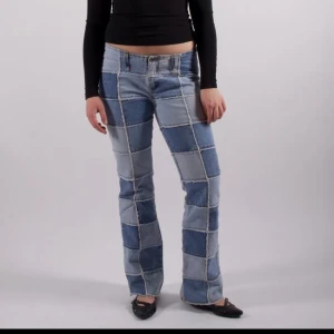 Jeans - Så coola jeans köpta från Vintique.uf (Tror inte det går att få tag i dem längre) Det är low waist. Tyvärr så var det lite för stora på mig då också anledningen till att jag säljer dem. Jag skulle säga att det passar någon med storlek 36/38🩷