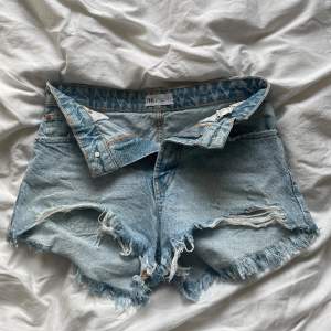 Jag säljer nu mina ljusblå jeansshorts från ZARA i storlek 34, då de inte längre kommer till användning!🩵🩵  Nypris 450kr💕💕
