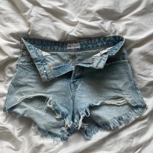Ljusblå jeansshorts, ZARA - Jag säljer nu mina ljusblå jeansshorts från ZARA i storlek 34, då de inte längre kommer till användning!🩵🩵  Nypris 450kr💕💕