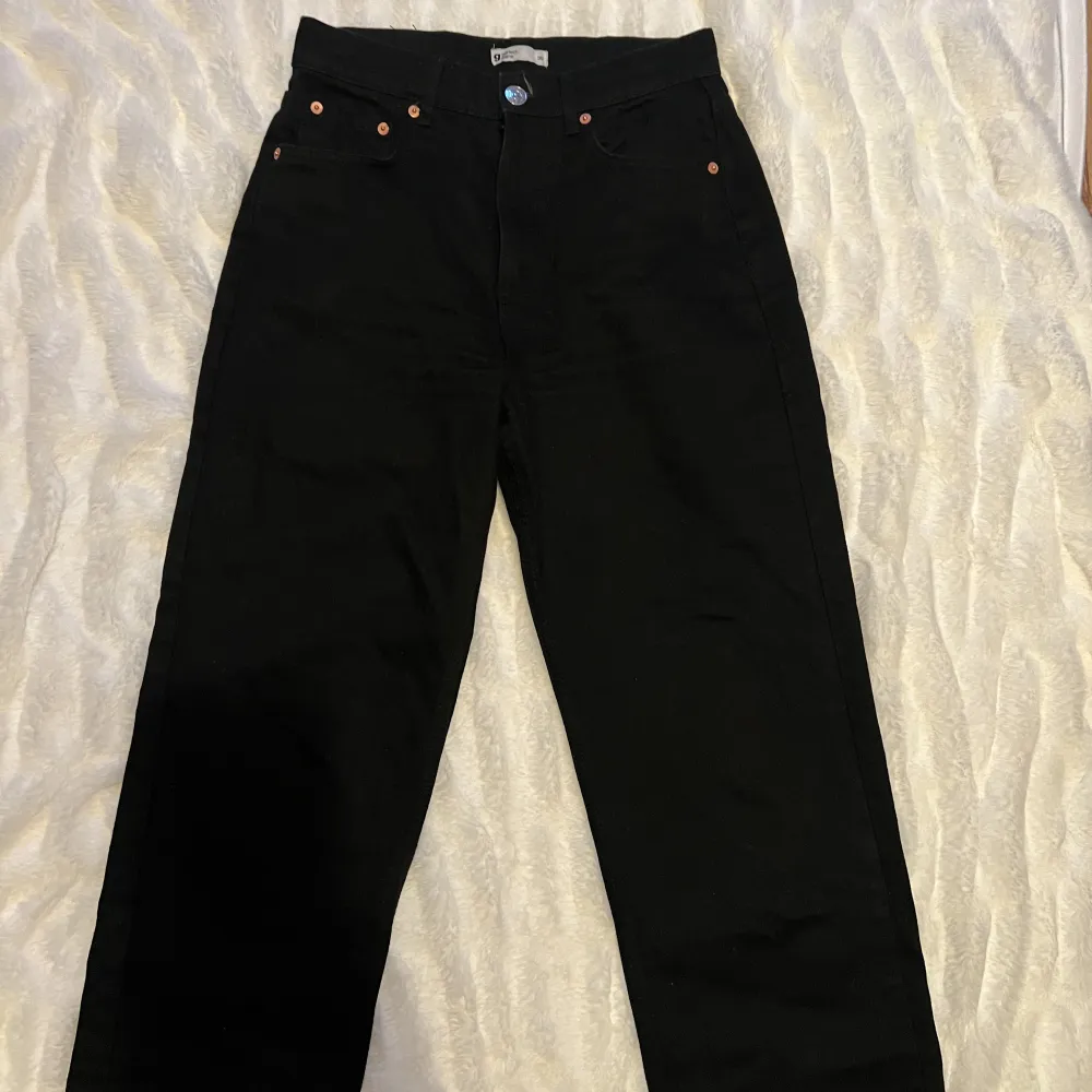 Ett par svarta jeans från Gina Tricot. Använda ett fåtal gånger, hög midja och raka ben. Skulle säga att de är lite mindre i storleken. . Jeans & Byxor.