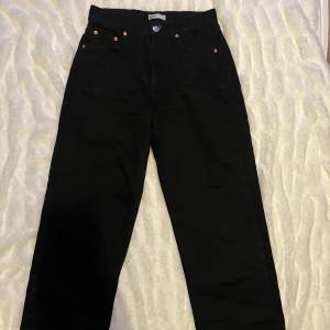 Ett par svarta jeans från Gina Tricot. Använda ett fåtal gånger, hög midja och raka ben. Skulle säga att de är lite mindre i storleken. 