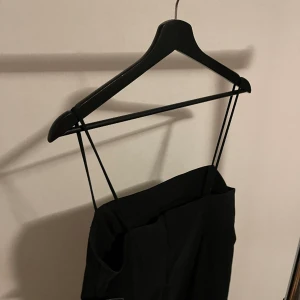 Klänning  - Svart bustierklänning. Aldrig använd då den inte passar.