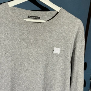 Acne Studios långarmad t-tröja - Inköpt på Acnes butik i Göteborg. Strl M. Kvitto finns ej. Köparen står för fraktkostnaden. Kan mötas upp i centrala Stockholm. Allt på min sida är äkta. Inga fläckar. 