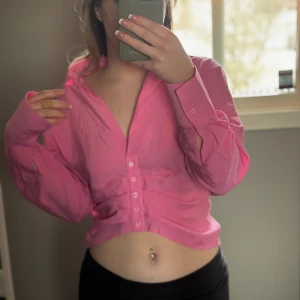 Tröja - Säljer denna tröjan som knappt är använd, jättefin och perfekt till sommaren!🩷