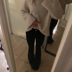 bootcut jeans  - Svarta bootcut jeans i nyskick!!💓 (midjemått: 33cm) (innerbenslängd: 81cm) 