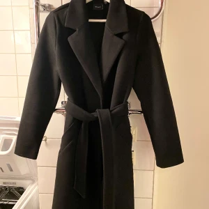 Ny kappa Vero Moda - Storlek S, helt ny! Svart, superfin. Säljer då jag egentligen ville köpa en annan färg. 