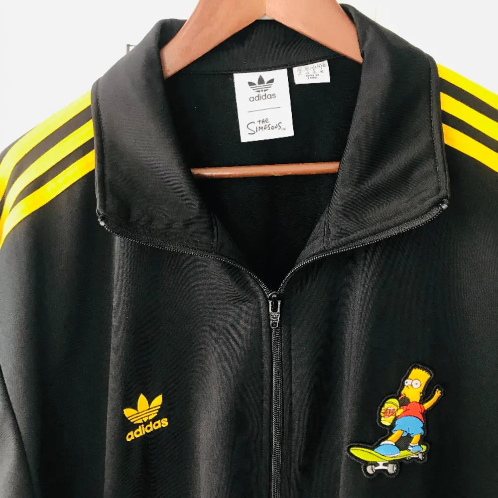 Säljer denna snygga Adidas Jacket som är helt ny och aldrig haft den på mig.   Men's adidas originals x The Simpsons Sports Stand Collar Logo Jacket Black HA5814 www.kickscrew.com  Finns i centrala Borås.  Köparen står för frakten  . Jackor.