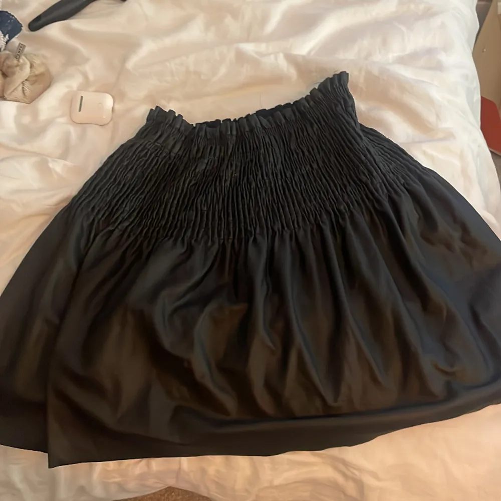 Skinn kjol från zara. 13-14 år. På bilden har hon vikt ner den lite så den blir lågmidjad. Bra skick inga defekter. Kjolar.