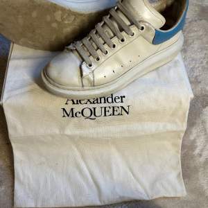 Tja, säljer dessa sjukt snygga Alexander Mcqueen skor i färgen ljus blått/vit. Skicket är 6/10 men skorna har frf många dagar kvar. Nypris 5500 mitt pris 1200.  Skriv gärna för fler frågor/bilder(: