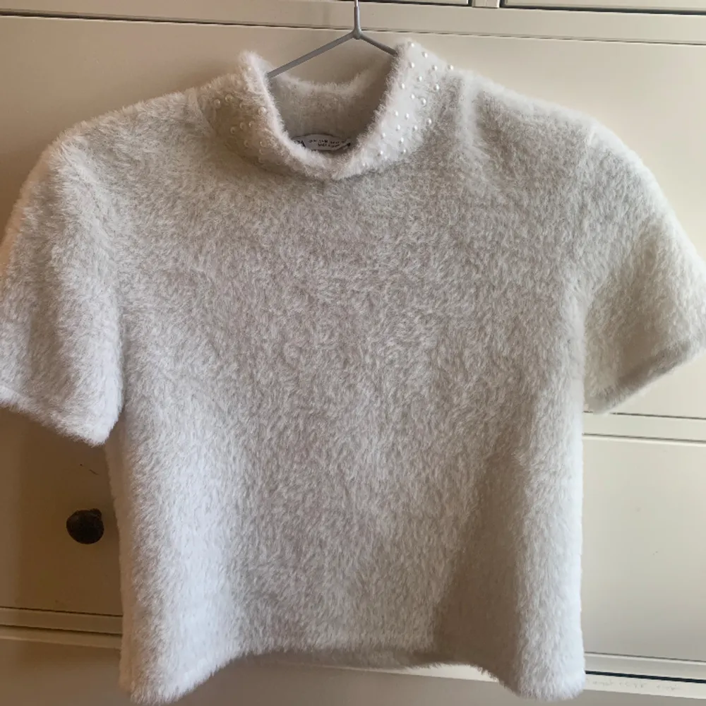 Säljer denna zara tröjan i storlek m men sitter som s, den är i fint skick och nästan aldrig använd💓. T-shirts.