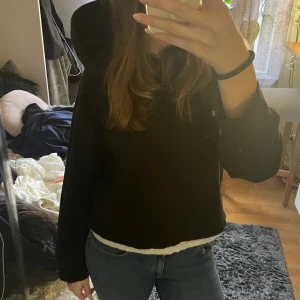 Zara hoodie - Säljer min zara hoodie då jag har flera liknande! Knappt använd, därav bra skick💕 pris kan diskuteras!  Liten i storleken, passar xs-m beroende på hur man vill att den ska sitta.