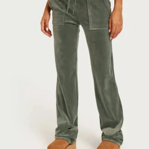 Juicy couture byxor - Säljer mina super fina juicy couture byxor då dom inte kommer till användning längre, inga speciella effekter - det saknas en ”knapp” på ett av snörena runt midjan (inget man tänker på). Väldigt bra skick och möts gärna upp i Stockholm❤️. Nypris:1200