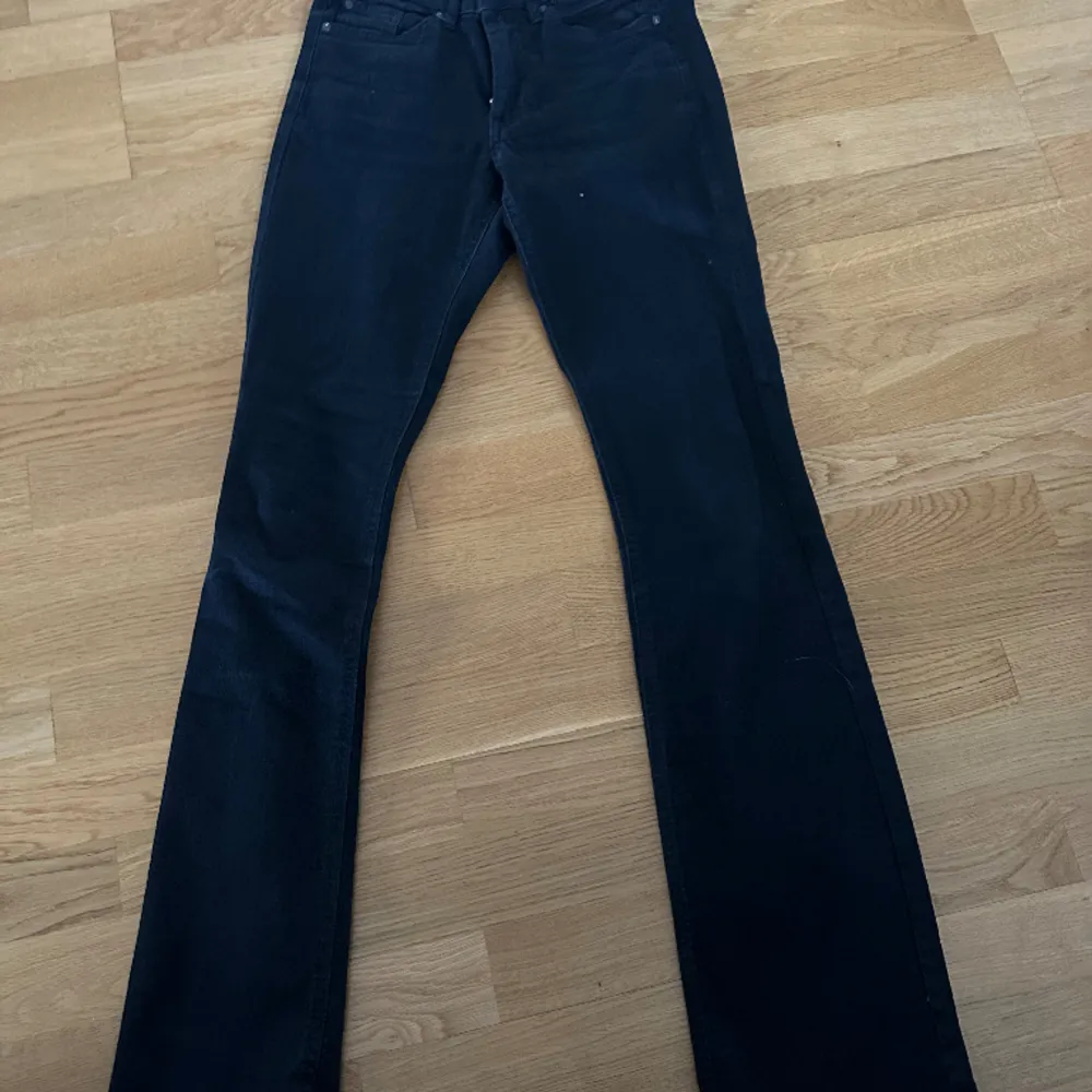 Supersnygga Low waist jeans från bok bok!! Väldigt sköna och inga defekter alls. Low waist med raka ben. Nypris 699 kr mitt pris är 150 kr🌟🌟. Jeans & Byxor.