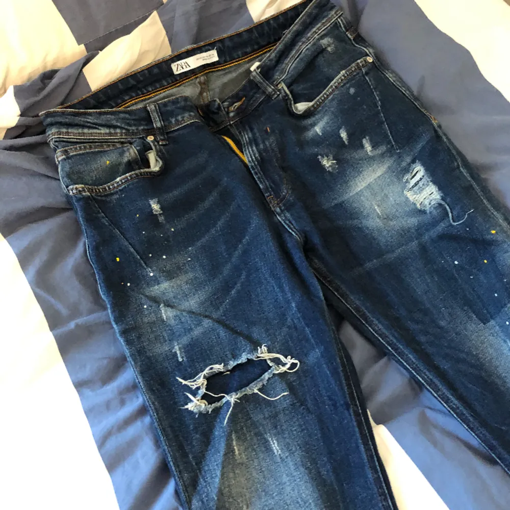 Hej, jag säljer mina jeans som är helt nya. Köpte dem från ZARA men tyckte inte om den . Jeans & Byxor.