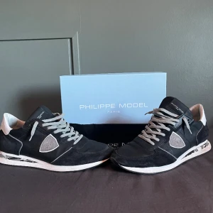 Philippe Model - Säljer dessa riktigt fina Philippe model skor i storlek 45. Storleken är enligt mig liten, har 43 och 44 på andra. Sparsamt använda och i bra skick. Har allt og kvar. Hör av er vid frågor eller fler bilder!