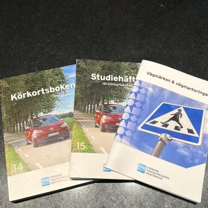 Körkortsboken + tillhörande - Körkortsboken+studiehäfte+vägmärken&vägmarkeringar. Inga anteckningar i någon av böckerna. År 21/22.