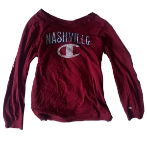 Röd långärmad - Tröjan är avklippt i halsen, den är I bra skick men ändå använd💕