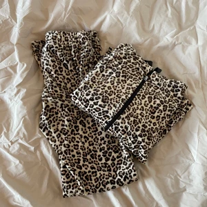 Leopardmönstrat mjukis set - Säljer detta mjukissätt då det inte är min stil. Köp för 4 år sedan men varsamt använd, därav i väldigt bra skick. Det ända är att snöret till byxorna är borta. Xxs men passar mig som är ca 168 cm och har xs/s i kläder. Inköpspris ca 400. 💕💕