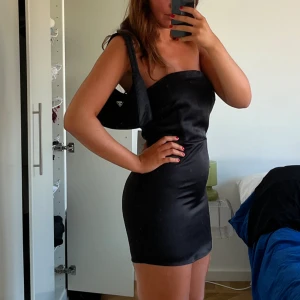 Svart satin klänning - Svart satin klänning från Josephine HJ x NAKD