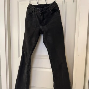 Midwaist bootcut jeans - Monki - Säljer ett par MidWaist bootcutjeans från Monki då de är för stora för mig. Använda men väldigt fint skick. (Är inte smutsiga utan färgen som skiftar i kameran).