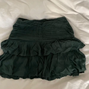 Grön volangkjol - Superfin från Zara men använder inte💞