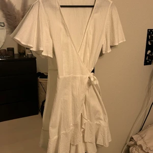 Vit student klänning  - Säljer en klänning jag beställde hem för att testa inför studenten. Tyvärr fick jag inte på mig denna och därför kan inte bilder med den på ges. Den är i ett linne liknande material och super fin😍 köptes för 399!