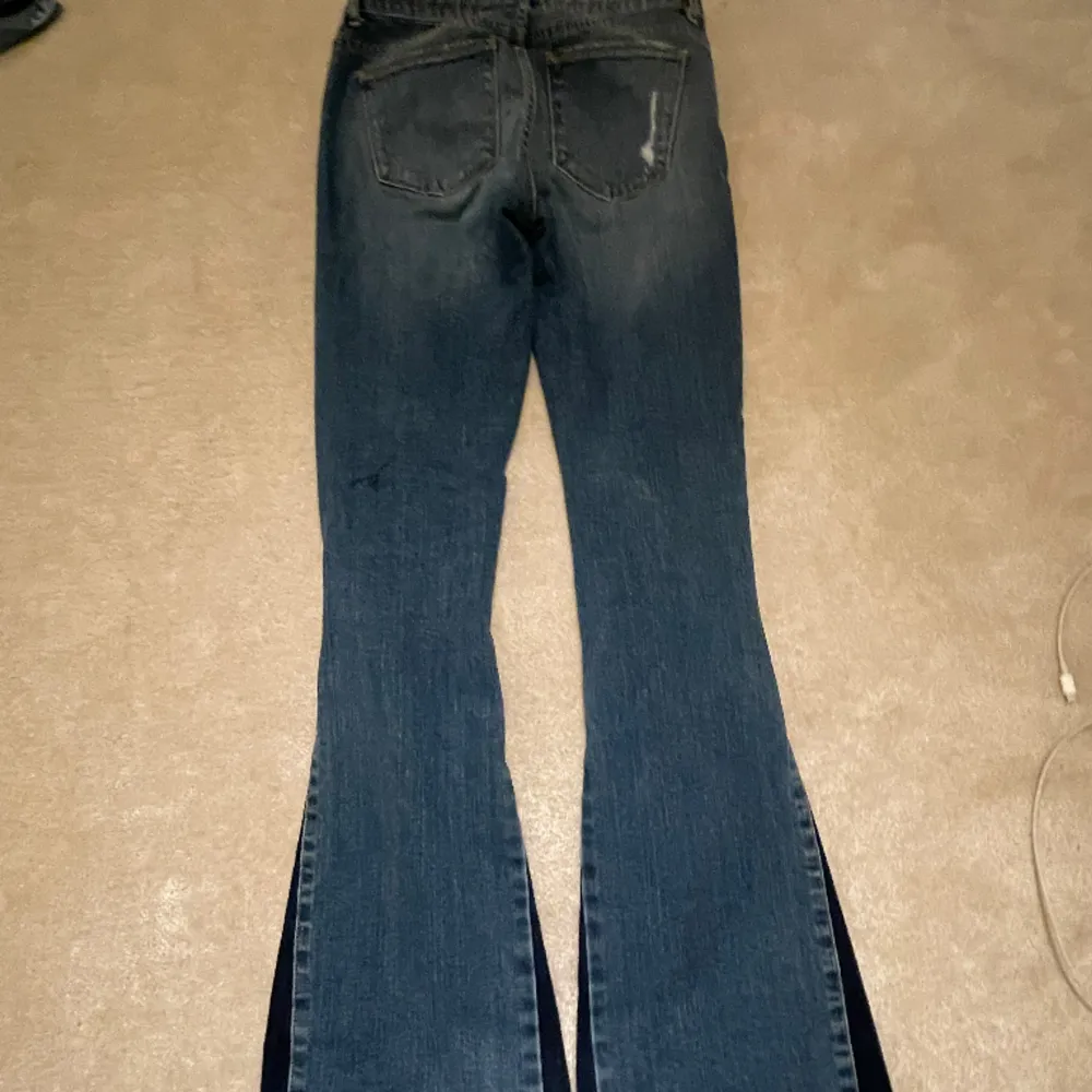 Så sjukt coola bootcut jeans med slitningar. Midjemåttet 37 och innerbenslängd 80💕 Skriv för mer info💕. Jeans & Byxor.