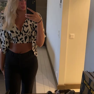 Mönstrad topp - Säljer denna snygga topp då den blivit för liten. Älskar den och endast använd en gång. Super snygg😍 ryggen är öppen med en rosett🎀