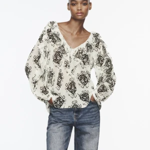 Blus  - Säljer denna blus från zara då den var för stor för mig! Helt nyskick aldrig använd utan bara testad!💕säljs inte längre!