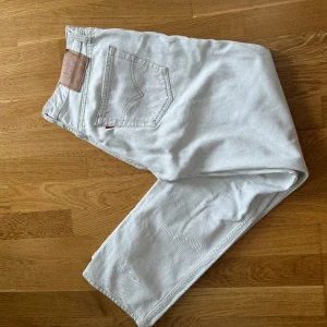 Levis jeans - As coola vintage Levis jeans! Lågmidjade och är i perfekt längd (165cm)! Oklart vad de är för storlek men passar mig som har storlek 36 i jeans.