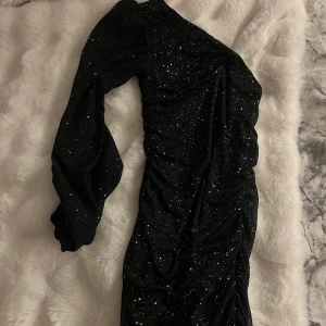 Fest/fin klänning - Fin klänning för ”festligare” tillfällen, endast använd 1 gång. Mer bilder kan skickas vid intressen 💗