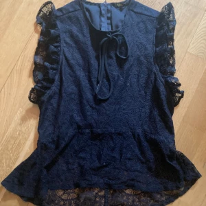 Svart ”acqua marine” topp/blus med spets - Storlek XS/S men funkar även för mig som är M. Så gott som ny. Har andvänts typ tre gånger. Dragkedja på ryggen.