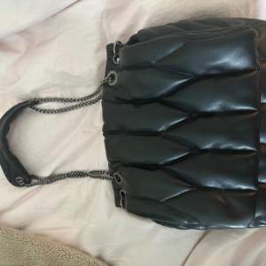 Cool svart väska från Zara! Väldigt rymlig och praktisk. Använd fåtal gånger och å mycket fint skick!