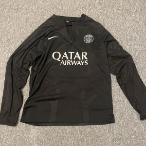 Psg tröja  - Hej 👋  Petter här jag säljer en psg tröja som jag har fått födelsedag  present 🎁den har används 3 gånger innan men annars är den helt ny 