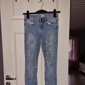 Blåa jeans från Gina Tricot i stl 26.