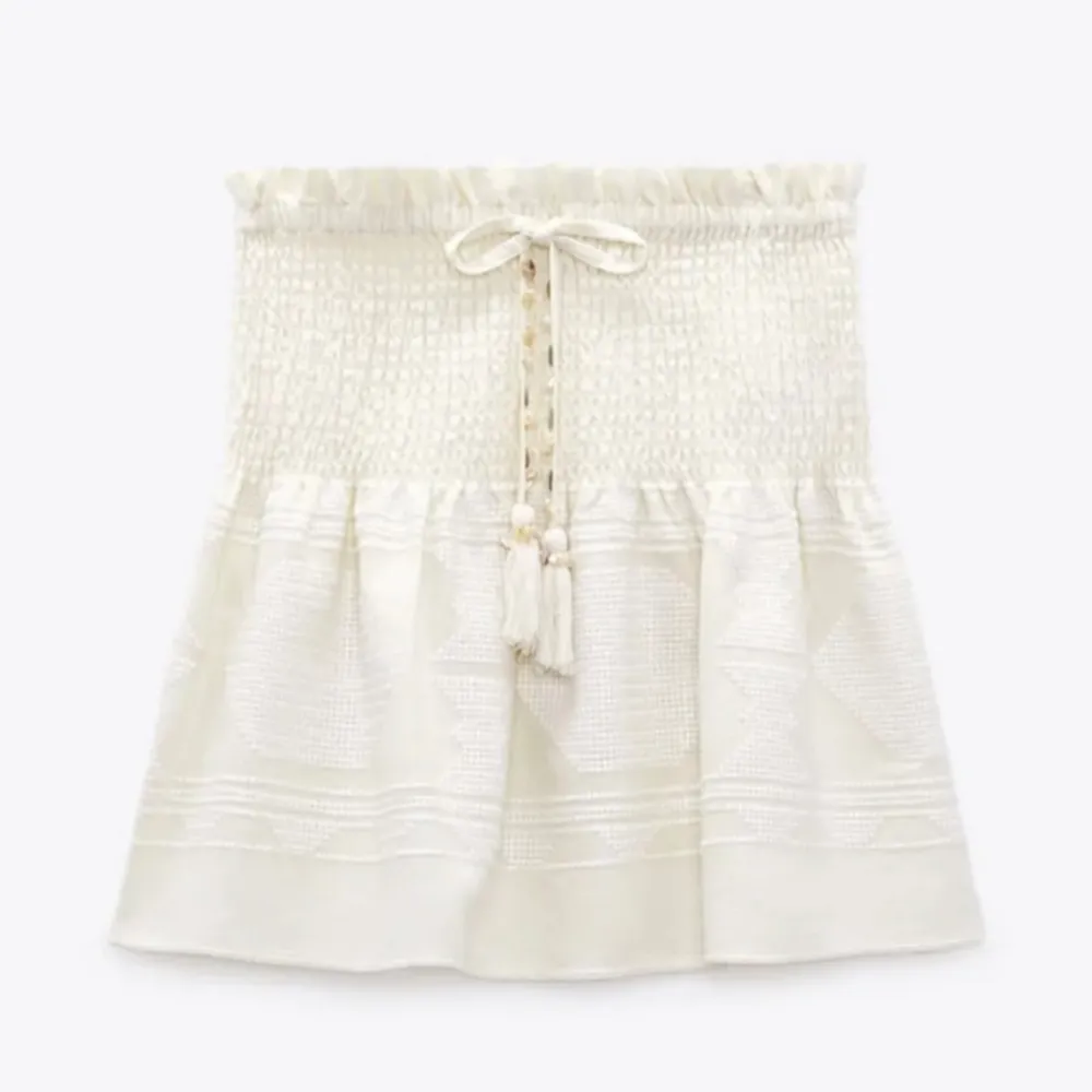 Jätte fin Zara kjol som också går att använda som topp. Perfekt nu till våren/sommaren. Har aldrig använts och endast testats, pris kan diskuteras vid snabb affär. hör av dig vid några frågor 💗. Kjolar.