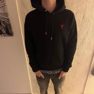 Ami Paris hoodie stl M - Säljer nu denna sjukt snygga ami hoodien | Skick 8/10 (inga defekter) | Nypris 3999 | Mitt pris 1299kr | Hör av er vid minsta lilla fundering!