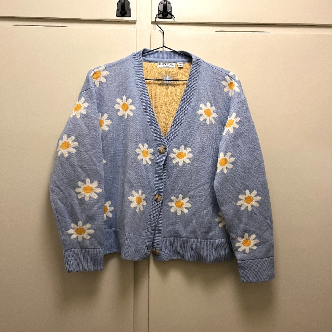 Blå cardigan med blommor