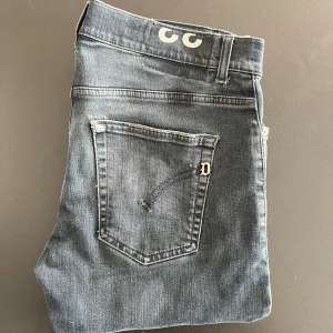 Dondup jeans  - Tjena, säljer nu dessa riktigt schyssta dondup jeansen! Extremt snygga och bra kvalite, nypris runt 4000kr, säljer för 899! Skriv om ni undrar något! Ganska använda, därav priset! 
