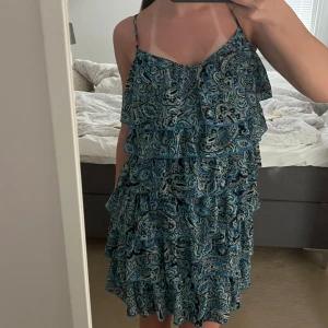 Sommarklänning  - Super fin sommarklänning. Vet tyvärr inte vart den är ifrån eller storlek, men jag skulle säga storlek s