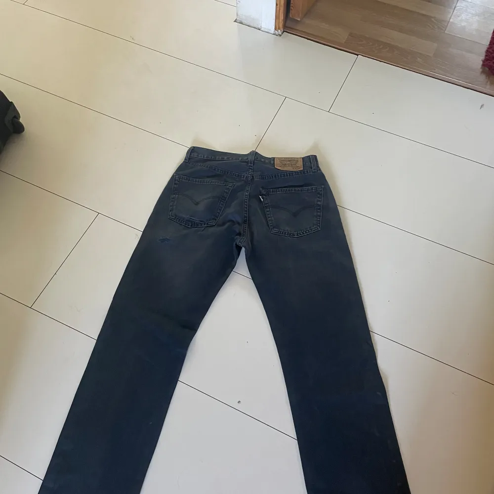 Levis jeans i bra skick som är väldigt bekväma. Har ni frågor eller bud är det bara att hojta till!. Jeans & Byxor.