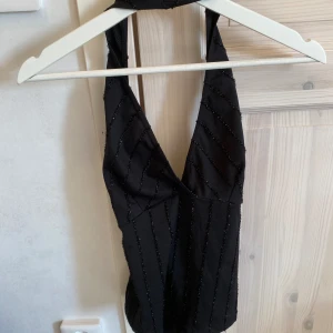 Fest topp - Jätte fin topp perfekt till fest! Säljer då den är lite för stor🖤