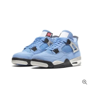 Jordan 4 university blue - Säljer Jordan 4 university blue I bra skick och storlek 44-43. Skriv gärna för mer information och bilder😁