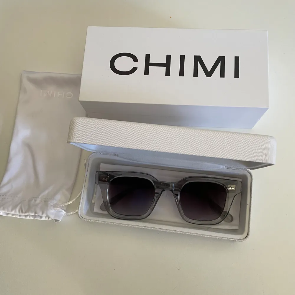 Chimi glasögon 04 gray, skicket är prima  och de är använda fåtal gånger. Allt på bilden inkluderas. 1350 kr nya, säljer mina för 600 kr men kan diskuteras . Övrigt.