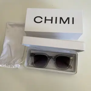 Chimi glasögon 04 gray, skicket är prima  och de är använda fåtal gånger. Allt på bilden inkluderas. 1350 kr nya, säljer mina för 600 kr men kan diskuteras 