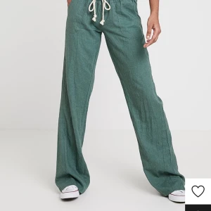 Roxy Lågmidjade linnebyxor - Svin snygga Lågmidjade linnebyxor från Roxy på Zalando. Använda men har tyvärr växt ur dem. Skriv för fler bilder eller måtten.💗Orginalpris 599kr🥂PRIS GÅR ATT DISKUTERA