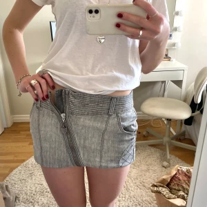 GUESS kjol - Jeanskjol från GUESS, i fint skick! Har en dragkedja som går att öppna helt osv. Jag är 170 och har vikt upp kjolen lite på bilden! 