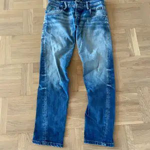 Säljer dessa Jack and Jones jeans i storlek 30/30! Jeansen har använts en del men är ändå fräscha, skulle säga att skicket är 6,5/10