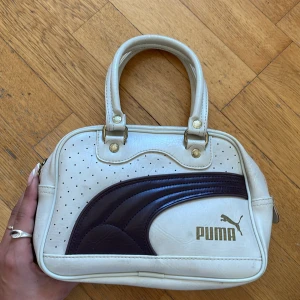Puma väska  - Liten vit o brun puma väska, bra skick